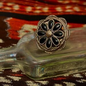 ⚙️3For$30⚙️ NEW medium size statement flower ring with black gems
